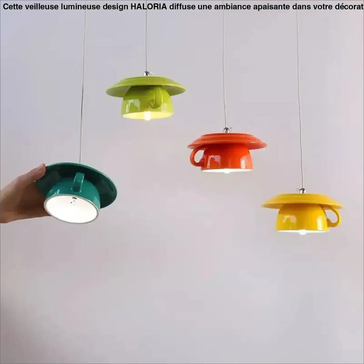 Suspension luminaire tasse en céramique vibrante avec teintes vertes, orange et jaune pour un design contemporain