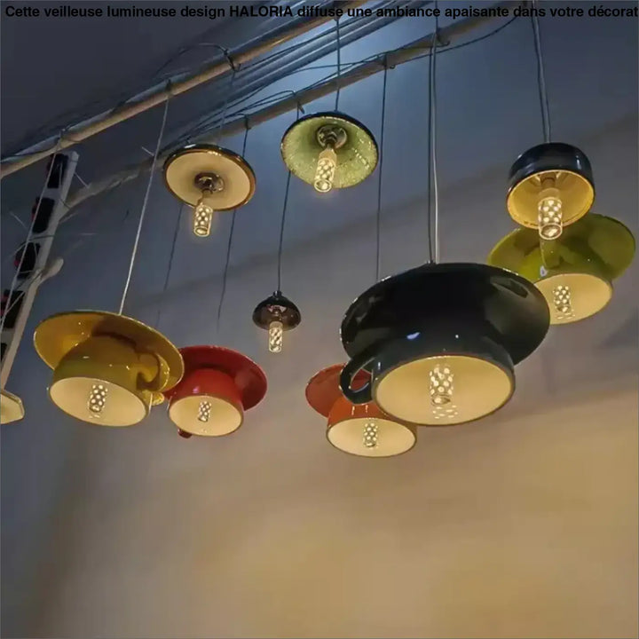 Suspension luminaire tasse en céramique colorée avec anses et bords métalliques design contemporain