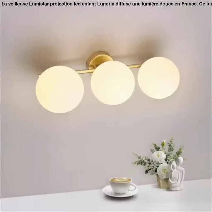 Luminaire plafonnier moderne en boules blanches avec support doré