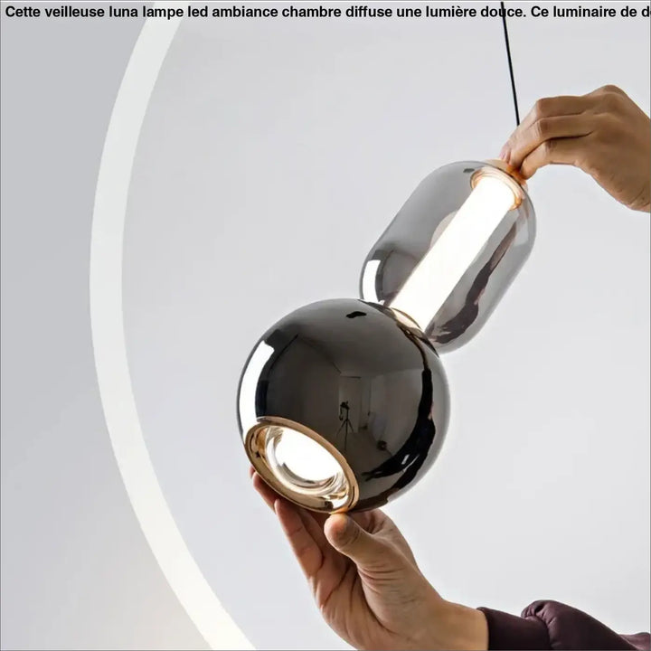 Suspension design en verre opalin et globe blanc moderne
