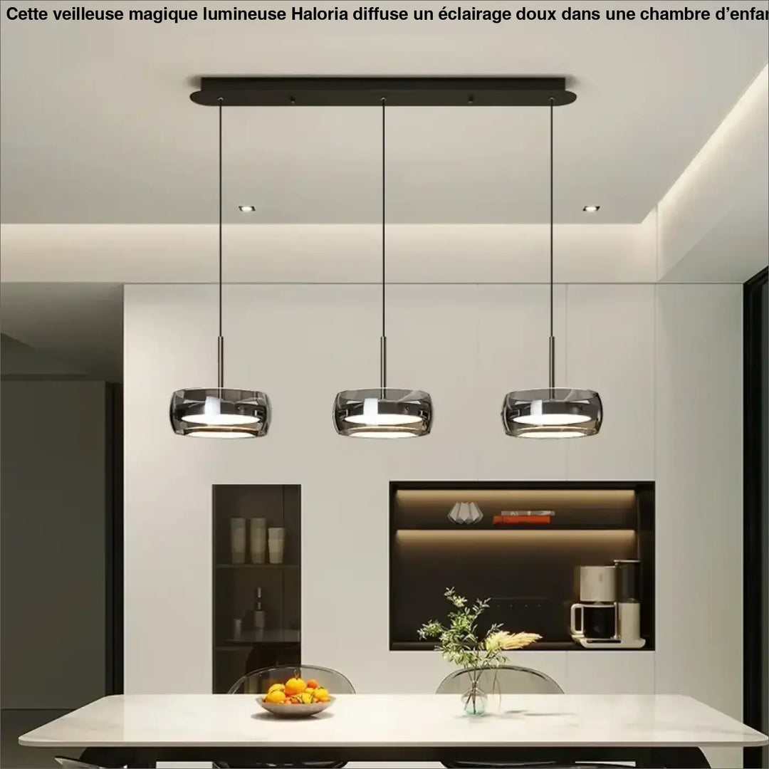 Trois luminaires suspension simpa avec abat-jours en verre transparent et fixations métalliques noires modernes suspendus au plafond minimaliste