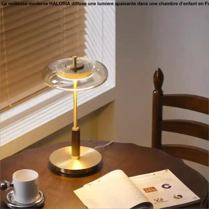 Lampe de chevet luxia en laiton et verre style nordique avec abat-jour translucide rond diffusant une lumière chaude
