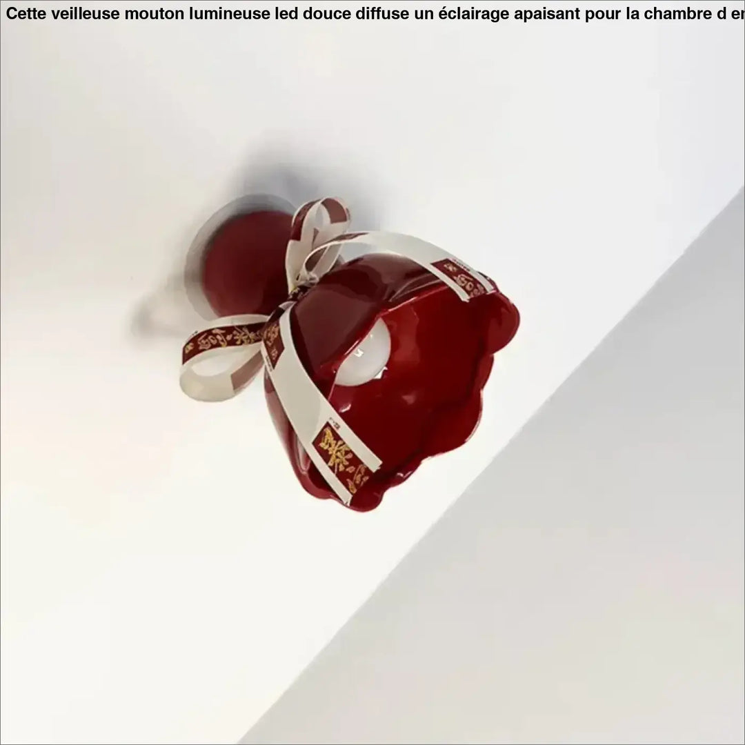 Luminaire plafonnier un bol en céramique rouge brillant avec un nœud décoratif blanc orné pour décoration intérieure d’un objet pensé