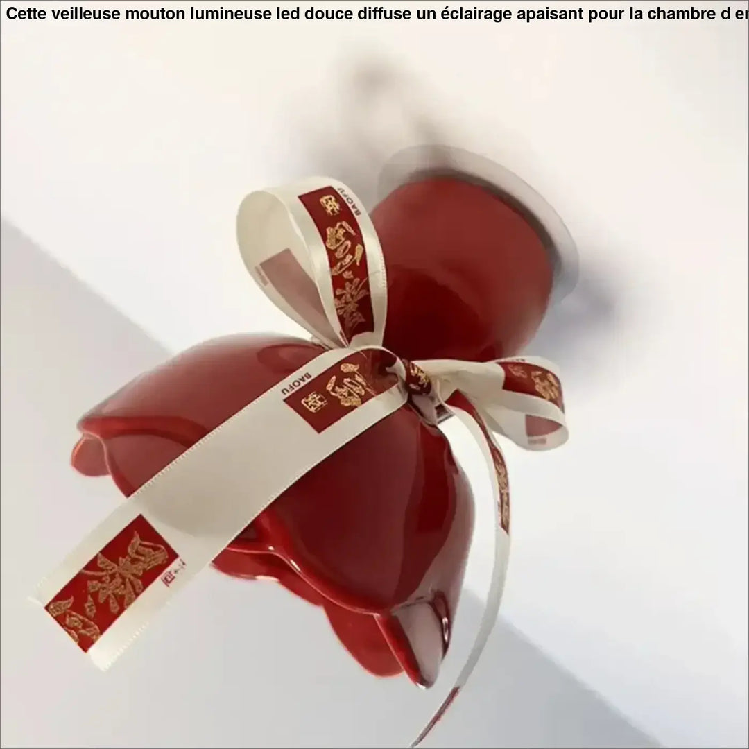 Luminaire plafonnier en céramique rouge brillant avec nœud décoratif blanc et motifs dorés pour décoration intérieure d’un objet pensé