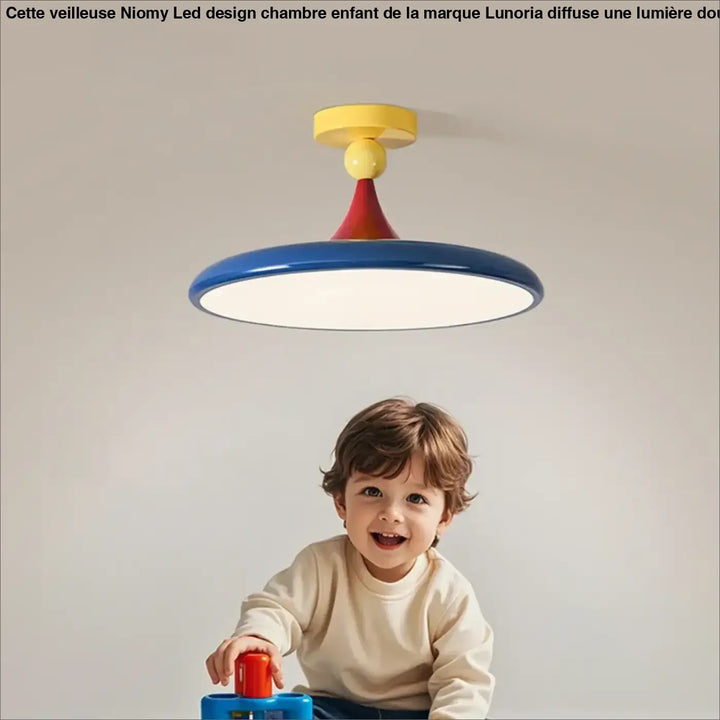 Plafonnier kolora avec abat-jour circulaire bleu et tige conique dégradé rouge jaune pour décoration intérieure design coloré