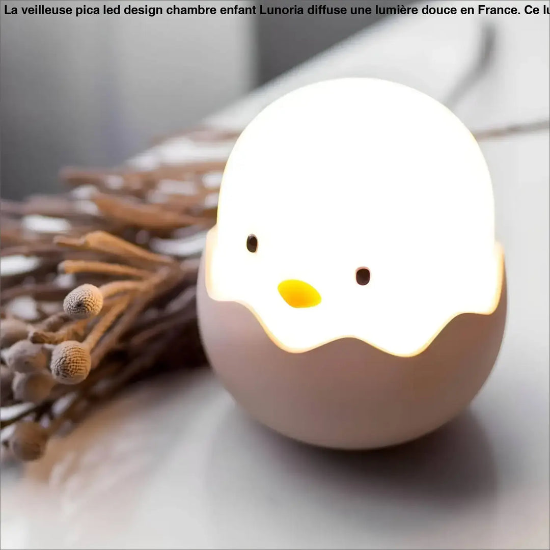 Veilleuse pica led design en forme de poussin blanc avec bec jaune et yeux noirs pour chambre d’enfant lunoria
