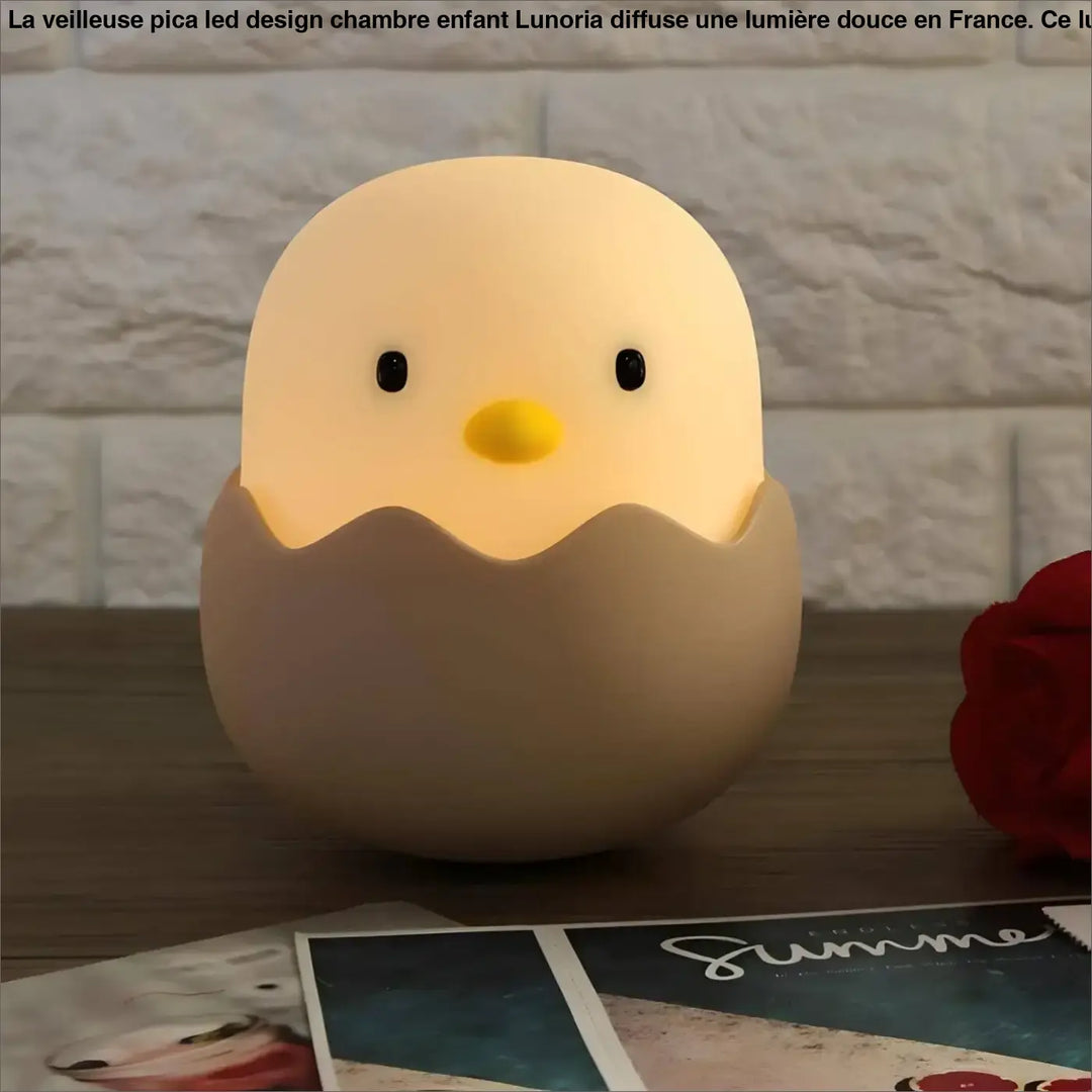 Veilleuse pica led beige en silicone en forme de poussin avec bec jaune et œufs, idéale pour chambre d’enfant pica led design lunoria