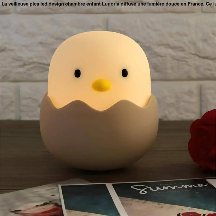 Veilleuse pica led beige en silicone en forme de poussin avec bec jaune et œufs, idéale pour chambre d’enfant pica led design lunoria