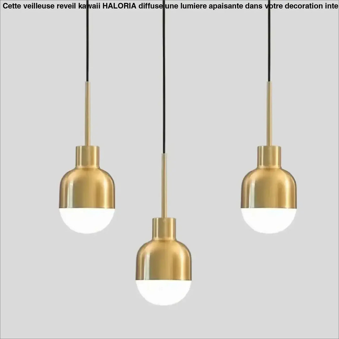 Trois suspensions luminaires nova minimalistes avec abat-jours métalliques dorés et globes en verre dépoli suspendus par cordons noirs
