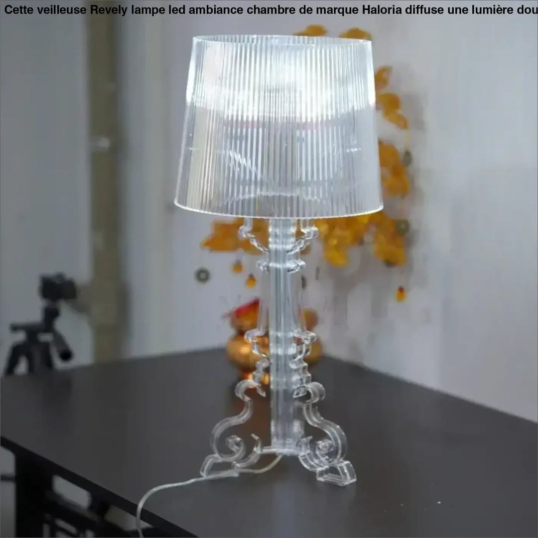 Lampe de table clear en acrylique avec abat-jour translucide strié et base sculptée ornée design DESI