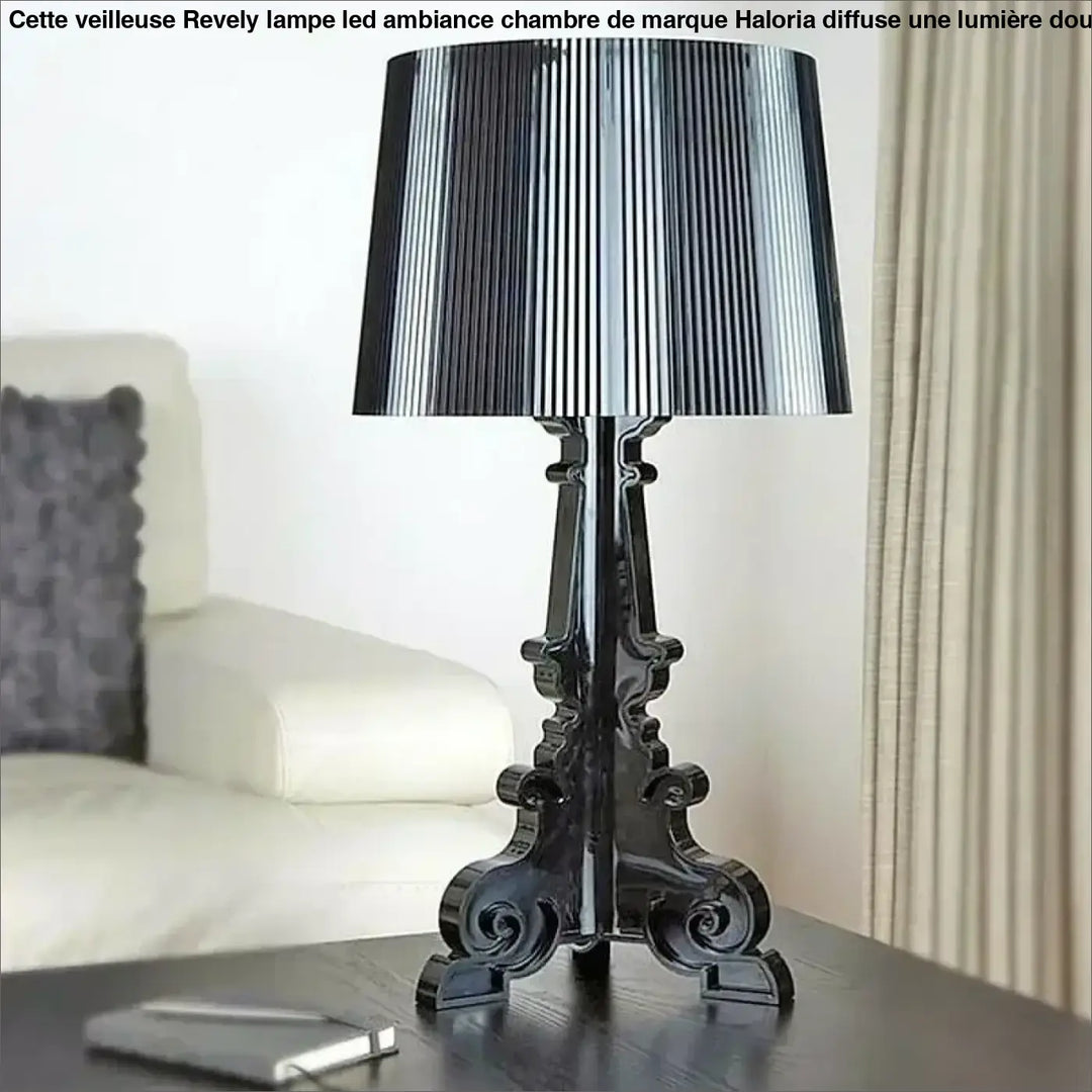 Lampe de table noire brillante avec abat-jour côtelé verticalement et base sculptée ornementale desi