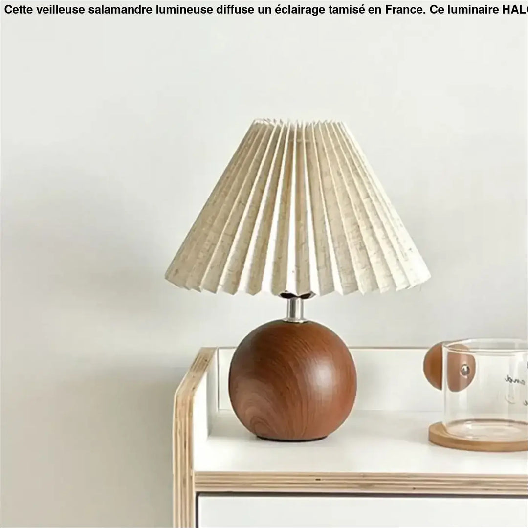 Lampe de chevet avec abat-jour plissé crème sur socle sphérique en bois pour une lumière douce et décoration intérieure élégante