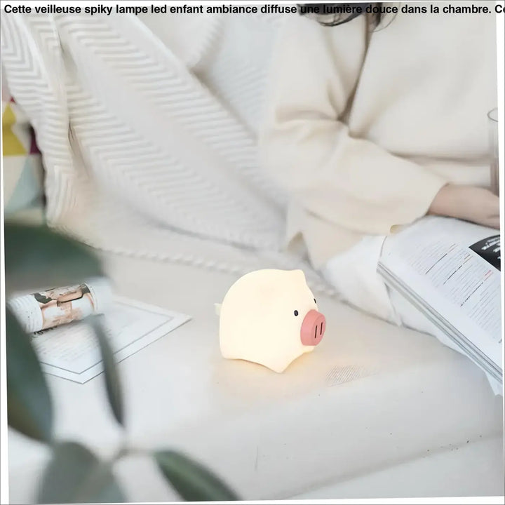 Veilleuse spiky lampe led enfant en silicone crème en forme de cochon avec nez rose et yeux noirs lunoria