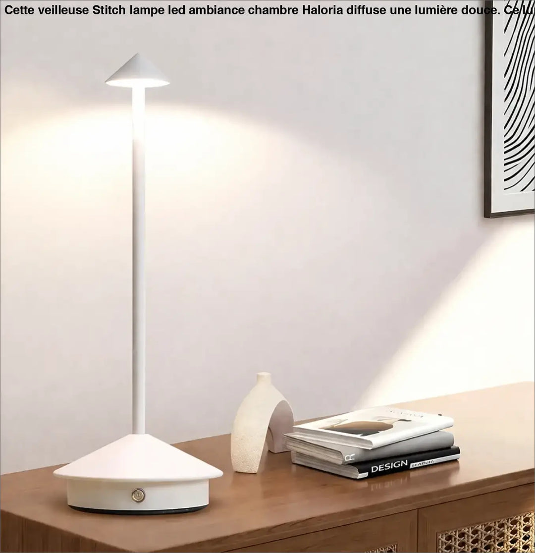 Lampe de chevet selenia blanche avec abat-jour conique élégant et tige fine pour un style moderne chevet élégante