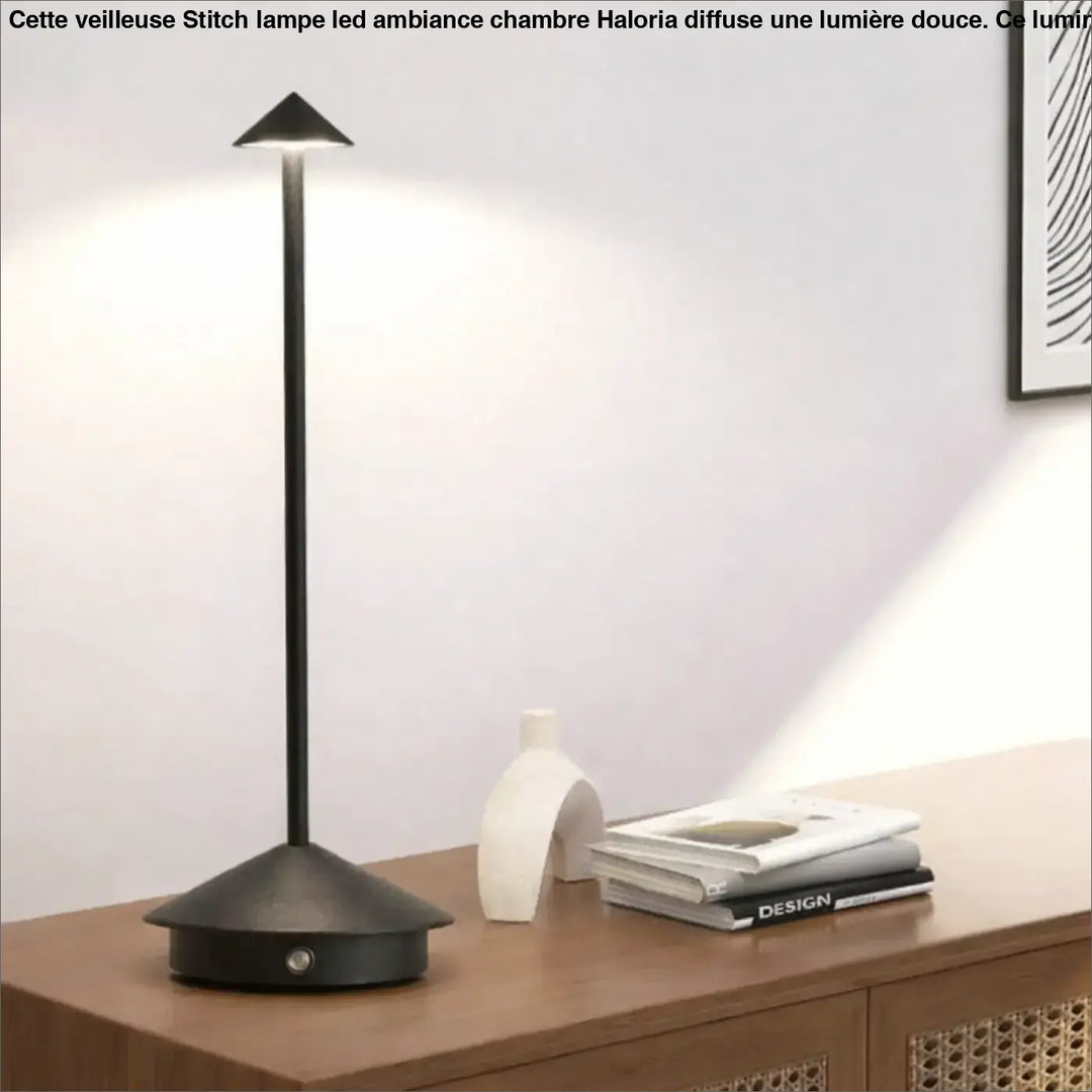 Lampe de chevet selenia noire style moderne avec base tripode matte et abat-jour conique pour chevet élégante