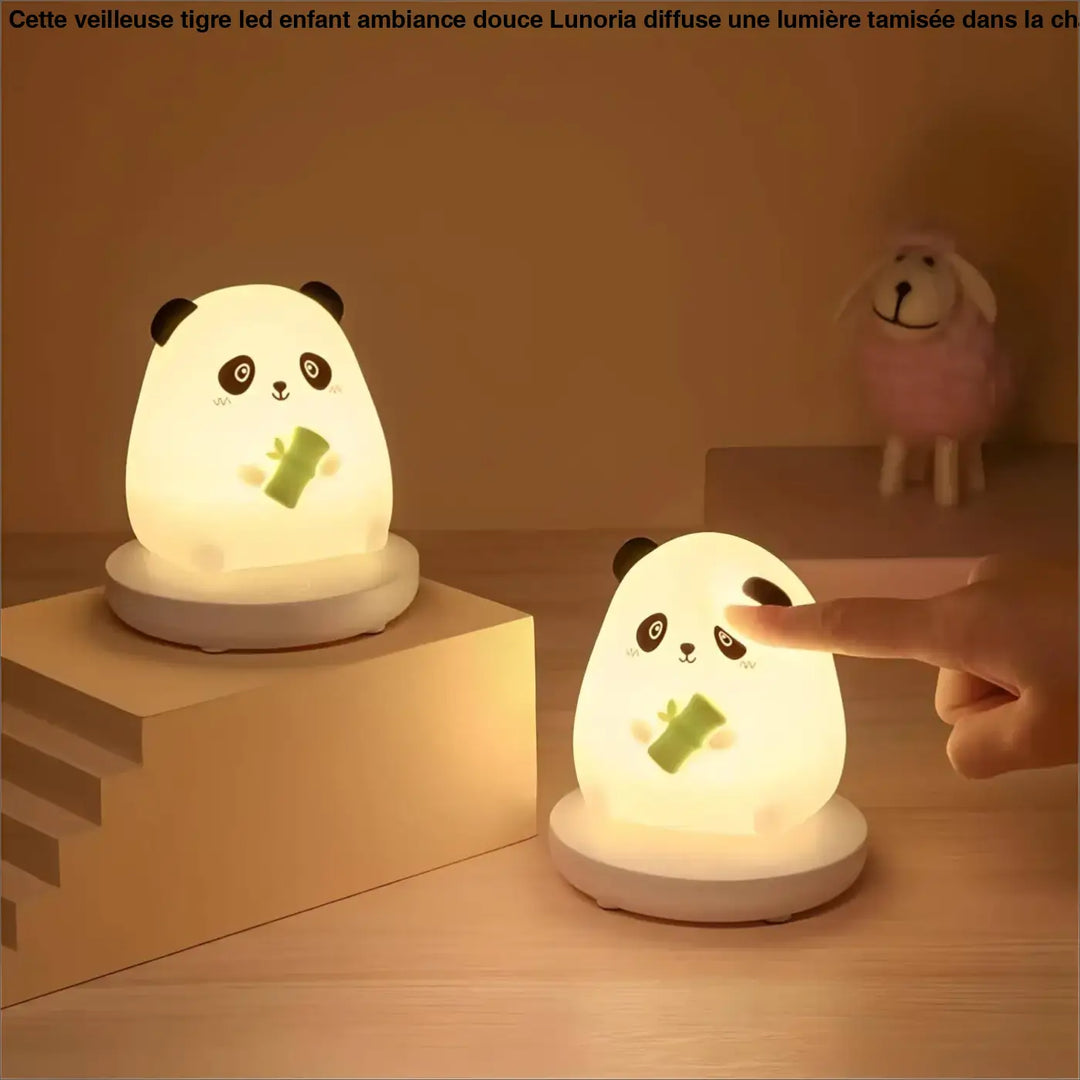 Veilleuse tigre led enfant ambiance douce en forme de panda blanc avec oreilles noires tenant une tige de bambou verte
