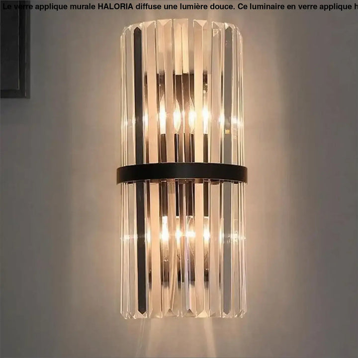 Verre applique murale claire en cristal avec facettes verticales et bande métallique noire conçue par haloria